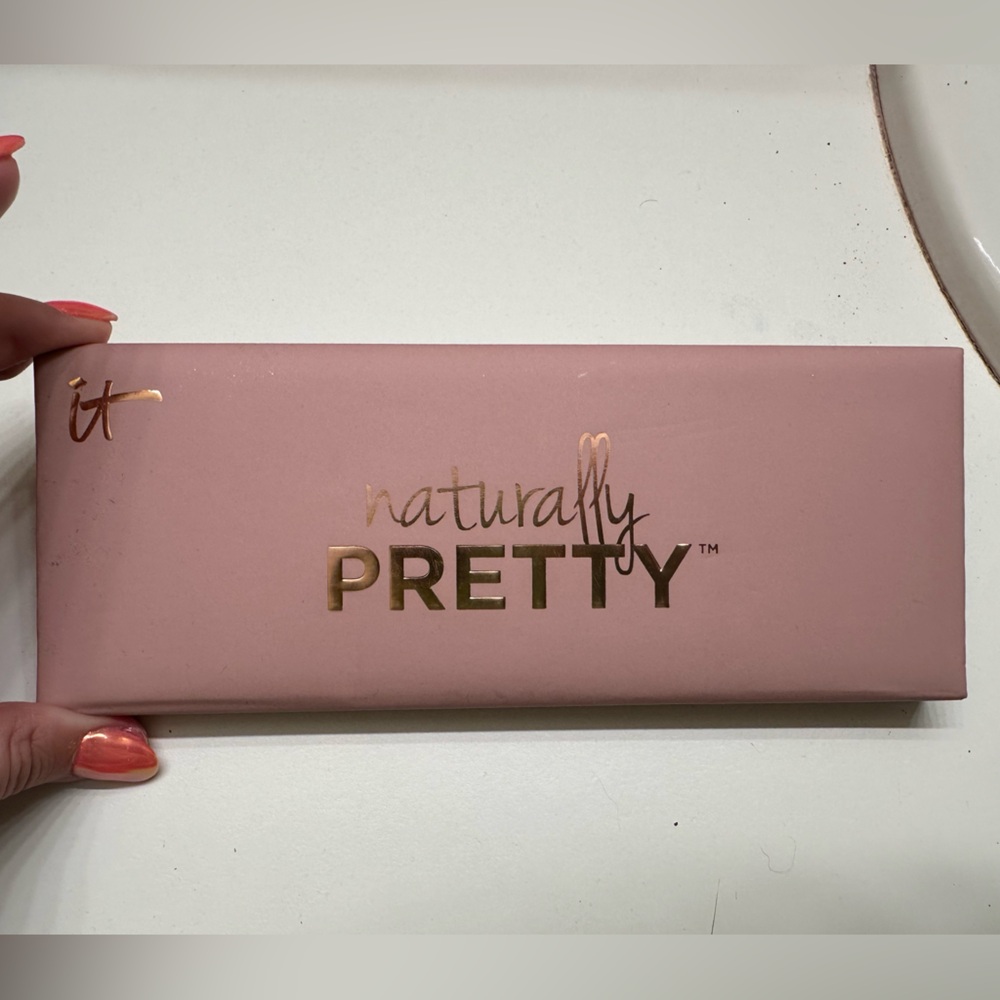 IT Cosmetics NATURALLY PRETTY MATTE LUXE TRANSFORMING EYESHADOW PALETTE